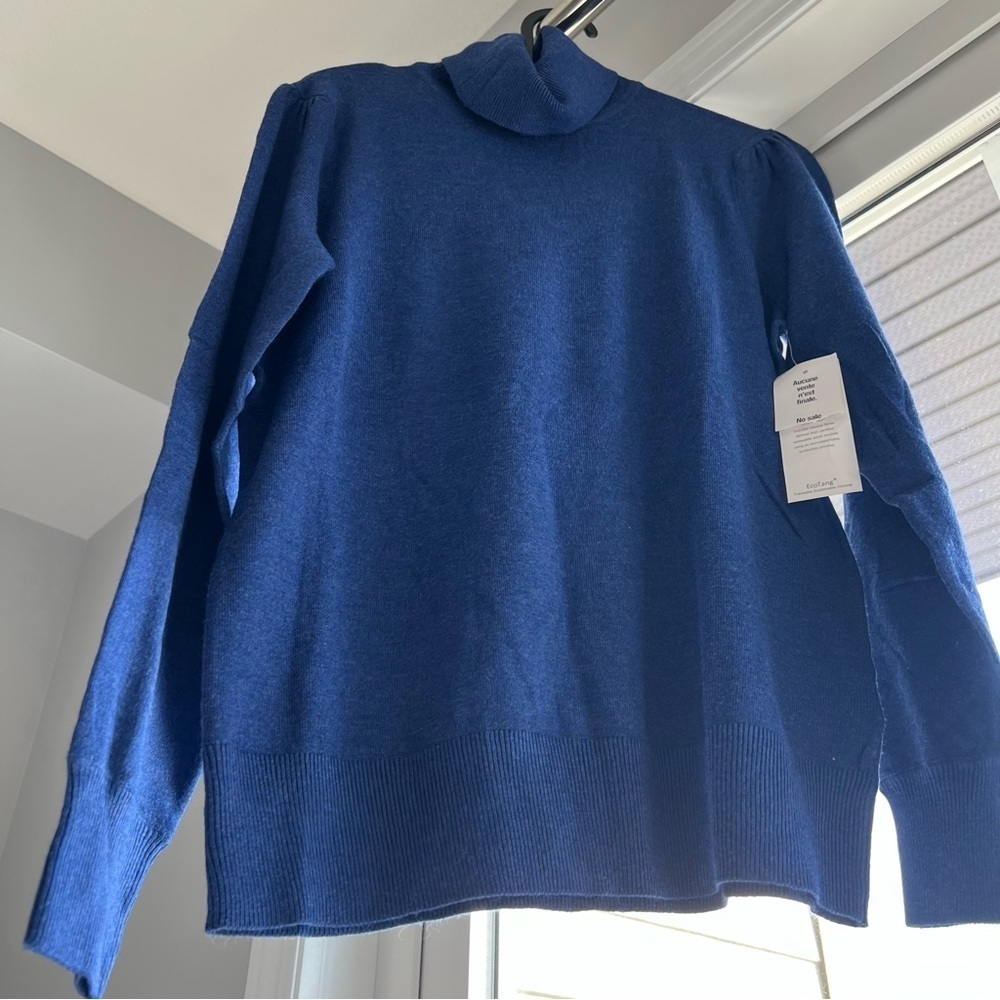 NWT Cleo Women sweater, comfy and soft, Size small